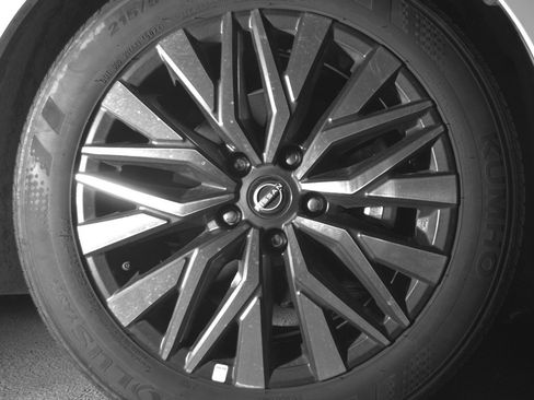 Used 2025 Nissan Altima 2.5 SV FWD image 13