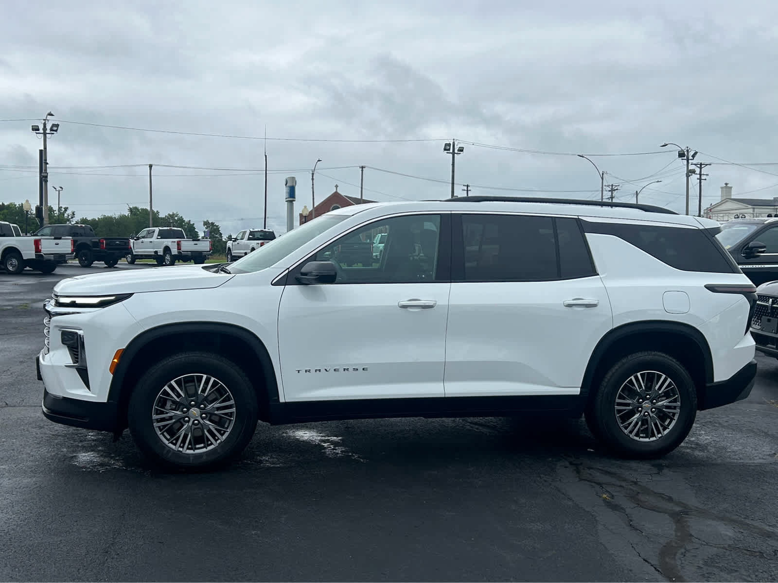 Used 2025 Chevrolet Traverse LT FWD image 1