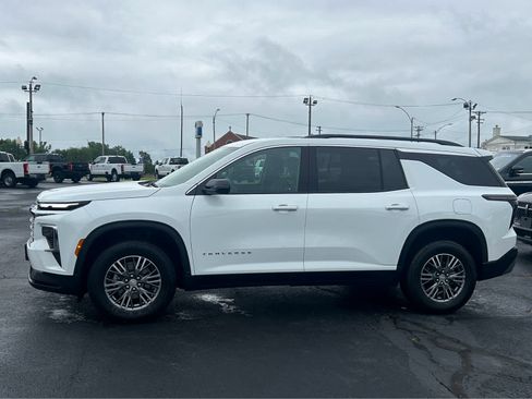 Used 2025 Chevrolet Traverse LT image 1