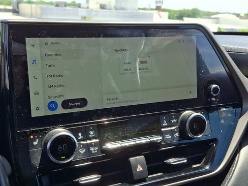Used 2023 Toyota Highlander XLE FWD image 18