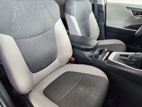 Used 2022 Toyota RAV4 XLE image 10