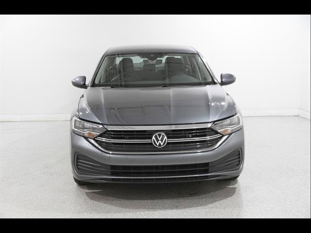 Used 2023 Volkswagen Jetta SE FWD image 2