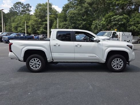 Used 2025 Toyota Tacoma SR5 AWD/4WD image 15
