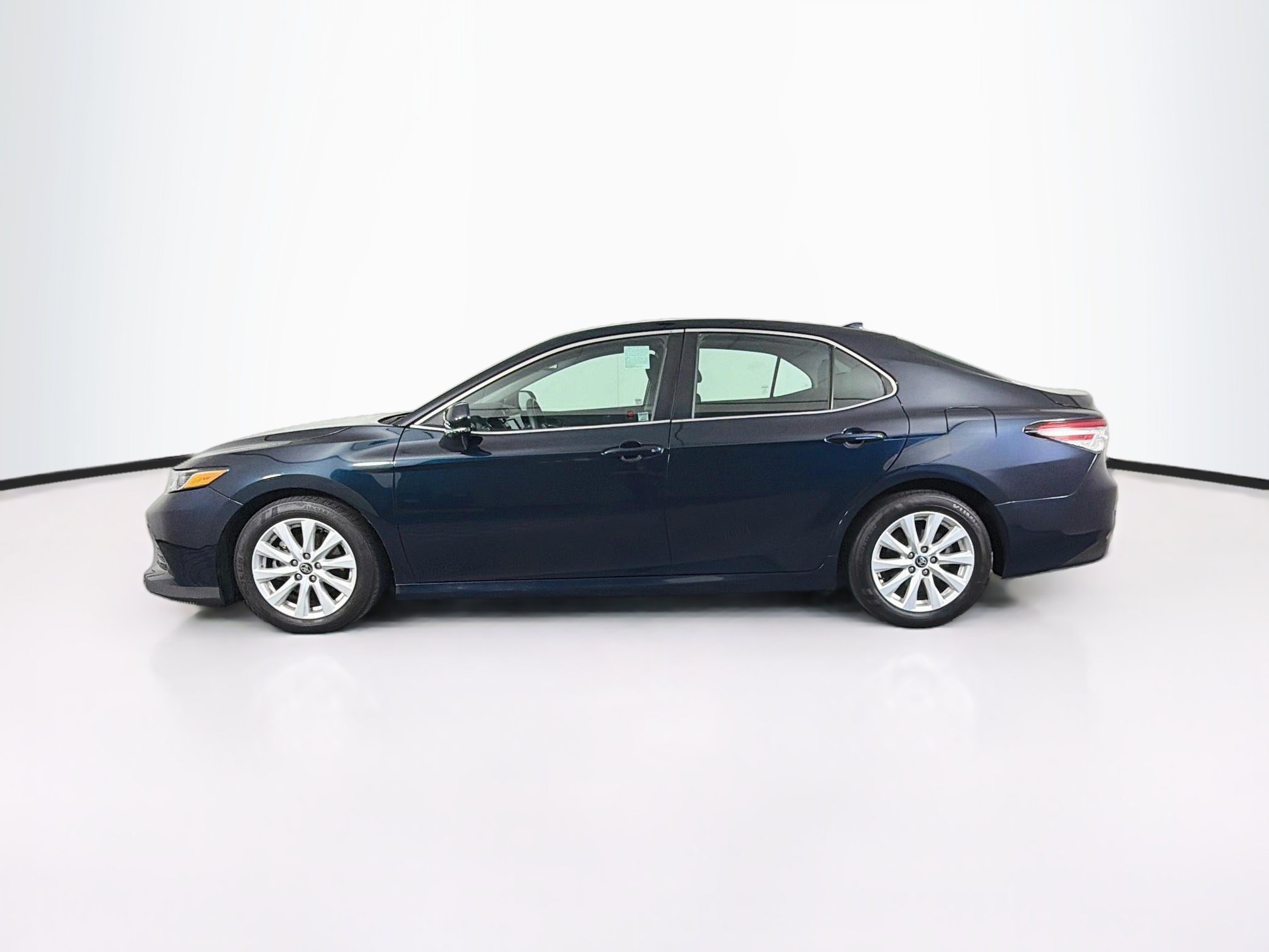 Used 2020 Toyota Camry LE w/ Convenience Package FWD image 4