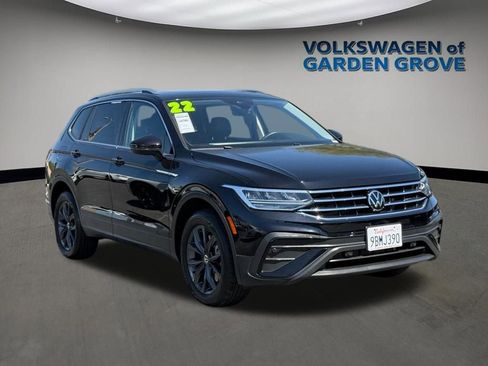 Used 2022 Volkswagen Tiguan SE w/ Panoramic Sunroof Package image 2