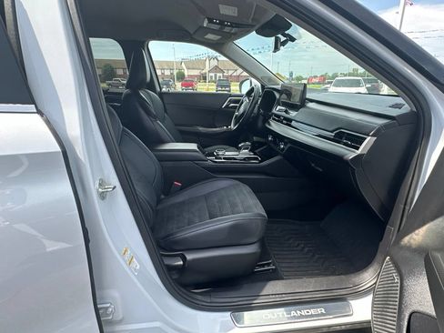 Used 2025 Mitsubishi Outlander SE FWD image 13