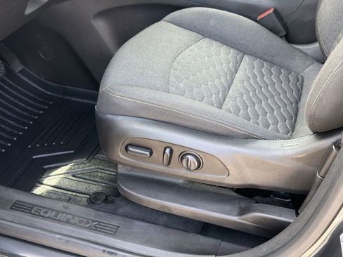 Used 2019 Chevrolet Equinox LT image 17