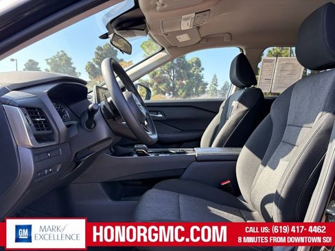 Used 2024 Nissan Rogue SV image 10