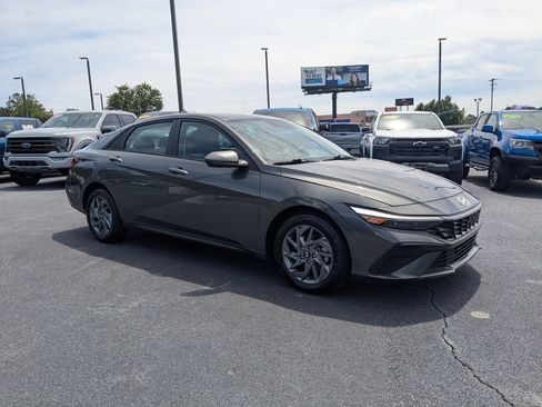 Used 2024 Hyundai Elantra SEL FWD image 3