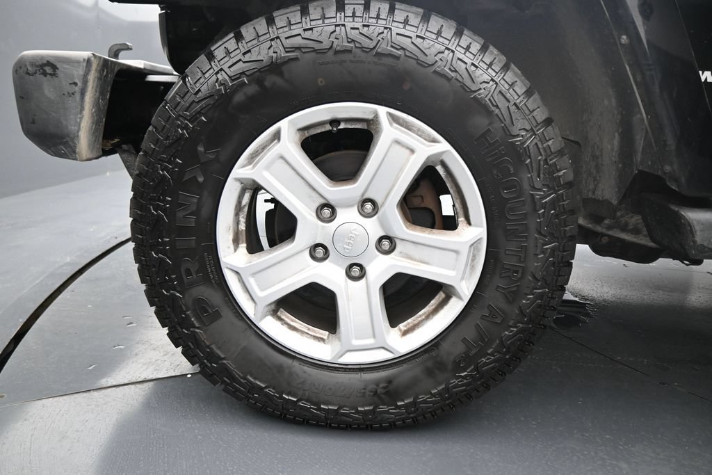 Used 2017 Jeep Wrangler Unlimited Sahara w/ Dual Top Group AWD/4WD image 22