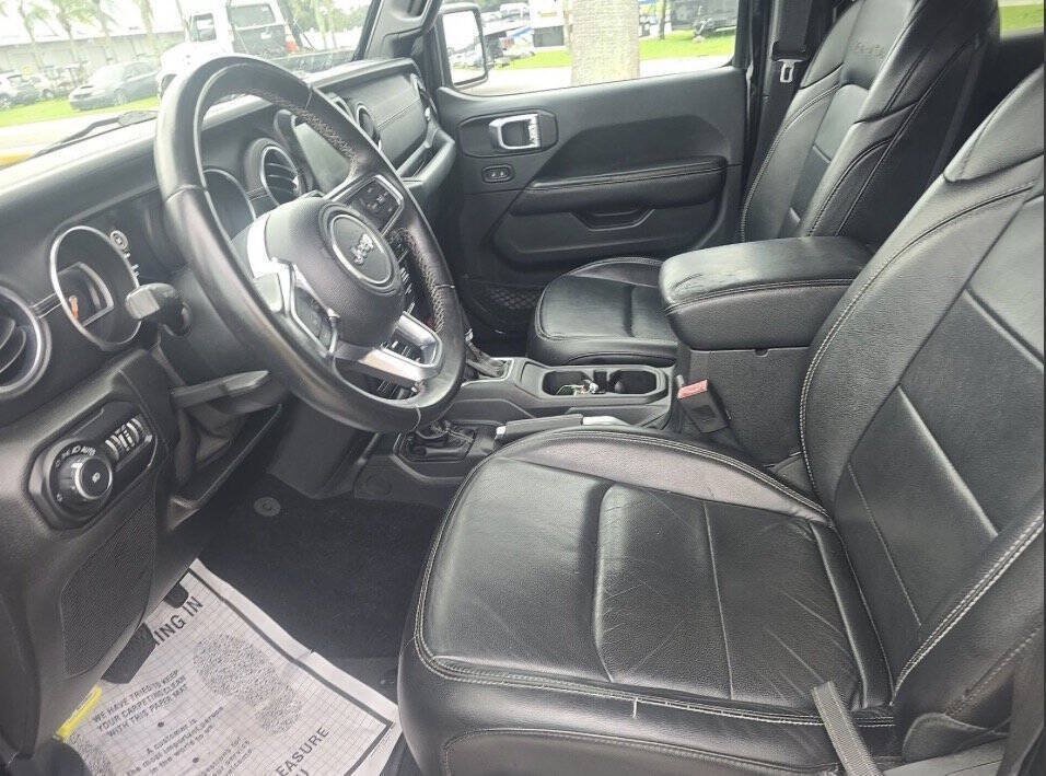 Used 2018 Jeep Wrangler Unlimited Sahara AWD/4WD image 4