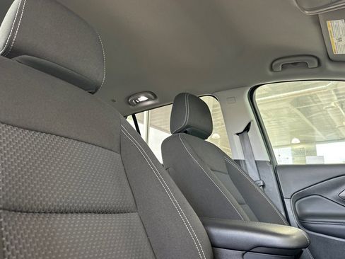 Used 2024 GMC Terrain SLE w/ Elevation Edition image 17