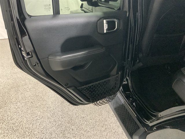 Used 2018 Jeep Wrangler Unlimited Sahara AWD/4WD image 31
