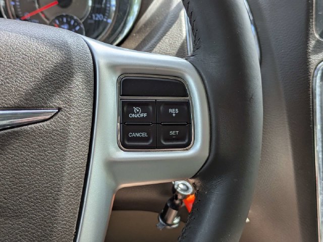 Used 2015 Chrysler Town & Country Touring FWD image 33
