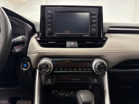 Used 2021 Toyota RAV4 XLE w/ Convenience Package FWD image 25