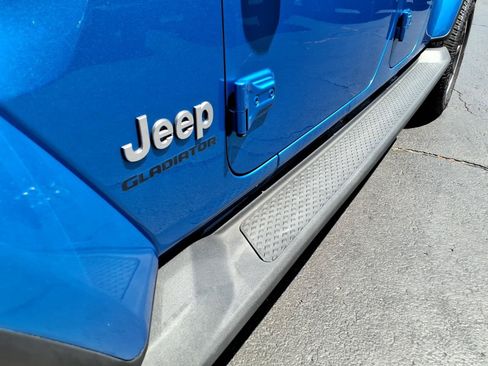 Certified 2020 Jeep Gladiator Overland AWD/4WD image 10