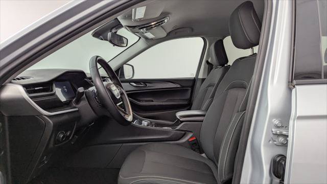 Used 2024 Jeep Grand Cherokee Laredo RWD image 14