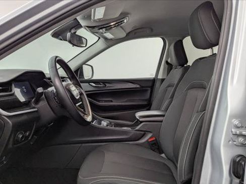 Used 2024 Jeep Grand Cherokee Laredo RWD image 14