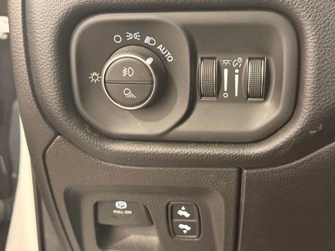 Used 2019 RAM 1500 Laramie AWD/4WD image 10