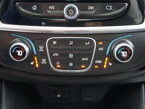 Used 2019 Chevrolet Traverse LT w/ LT Premium Package AWD/4WD image 16