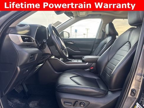 Used 2024 Toyota Highlander XLE image 2