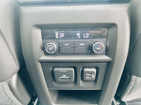 Used 2023 Chevrolet Traverse RS image 39