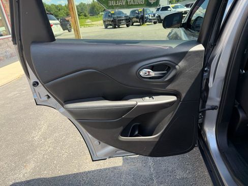 Used 2020 Jeep Cherokee Latitude FWD image 16