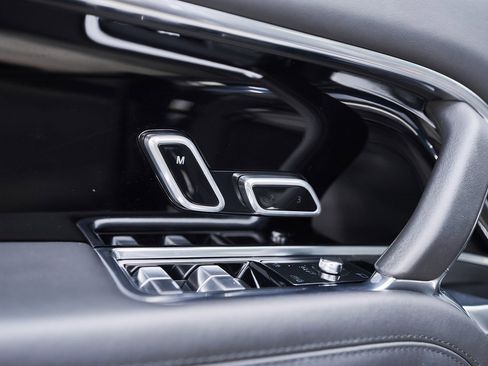 Used 2023 Land Rover Range Rover Long Wheelbase SE image 32