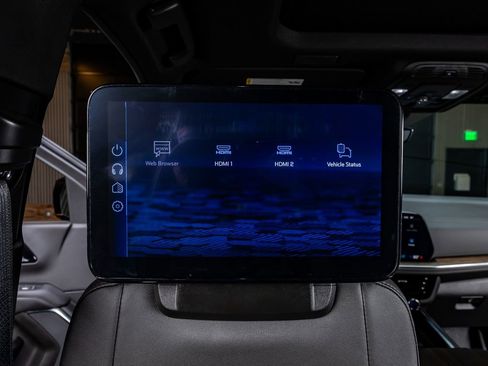 Used 2025 Chevrolet Suburban High Country image 35