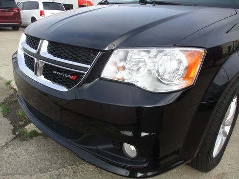 Used 2020 Dodge Grand Caravan SXT image 11