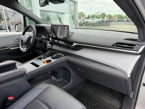 Used 2024 Toyota Sienna XSE FWD image 22