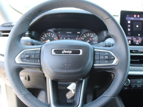 Used 2022 Jeep Compass Latitude FWD image 19