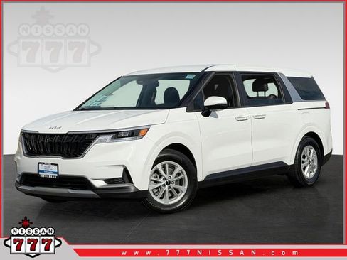 Used 2024 Kia Carnival LX FWD image 1