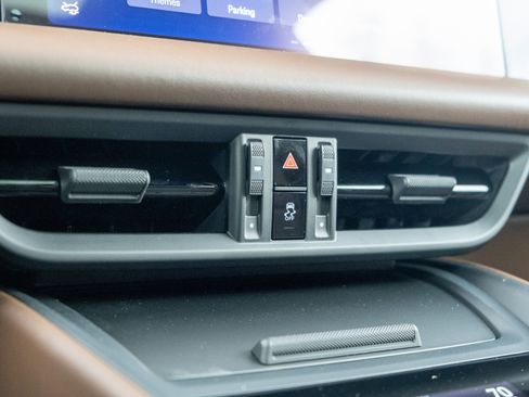 New 2026 Porsche Macan Turbo Electric AWD/4WD image 28