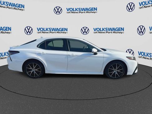 Used 2021 Toyota Camry SE FWD image 9