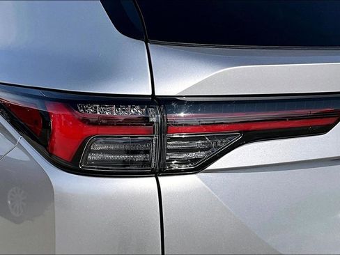 Used 2025 Mitsubishi Outlander ES image 23