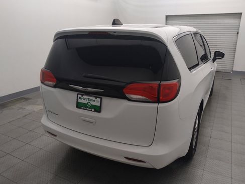 Used 2023 Chrysler Voyager LX FWD image 7