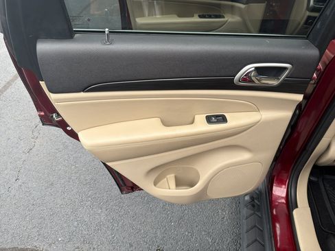 Used 2019 Jeep Grand Cherokee Laredo RWD image 20