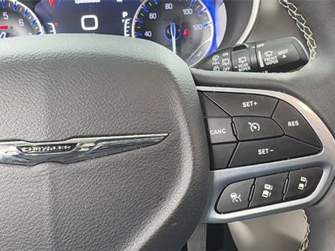 Used 2023 Chrysler Pacifica Touring-L image 25