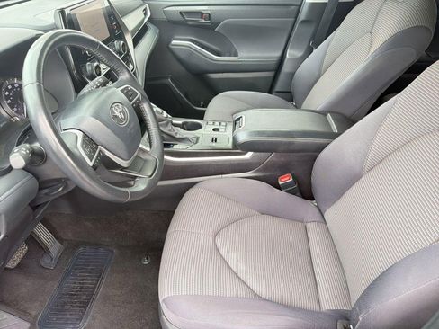 Used 2025 Toyota Highlander LE FWD image 5