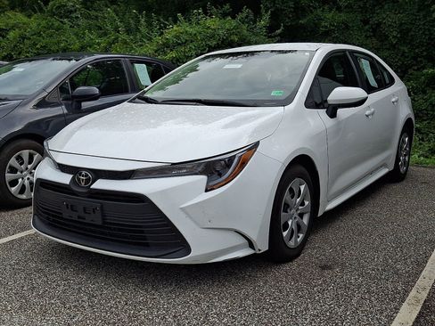 Used 2025 Toyota Corolla LE FWD image 3