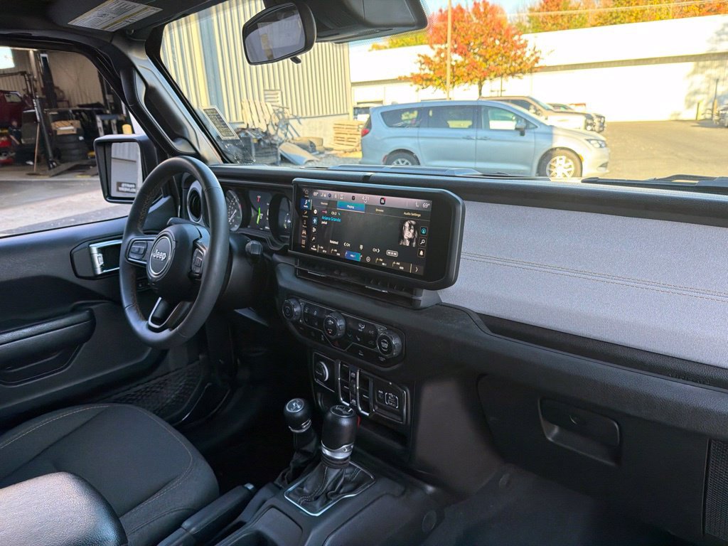 Used 2024 Jeep Wrangler Unlimited w/ Convenience Group AWD/4WD image 40