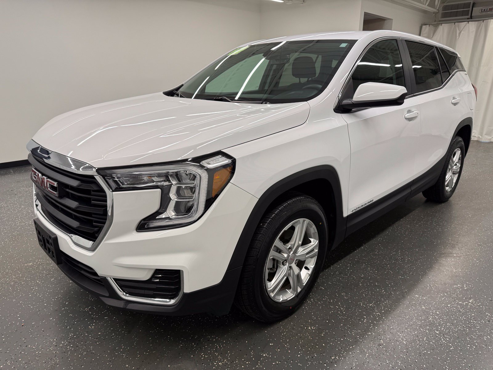 Used 2024 GMC Terrain SLE AWD/4WD image 4