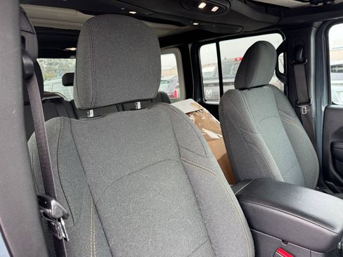 Used 2024 Jeep Wrangler Unlimited AWD/4WD image 5