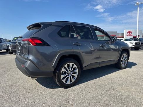 Used 2022 Toyota RAV4 XLE Premium image 7