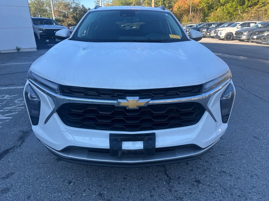 Used 2024 Chevrolet Trax LT w/ Driver Confidence Package FWD image 2