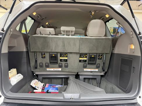 Used 2015 Toyota Sienna LE AWD/4WD image 25