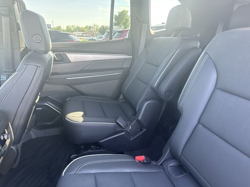 Used 2025 Buick Enclave Preferred AWD/4WD image 13