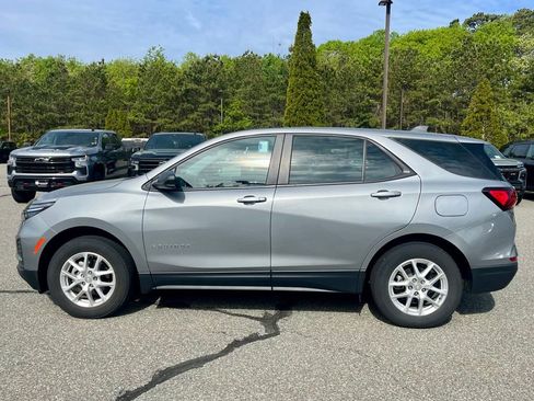 Used 2023 Chevrolet Equinox LS AWD/4WD image 2
