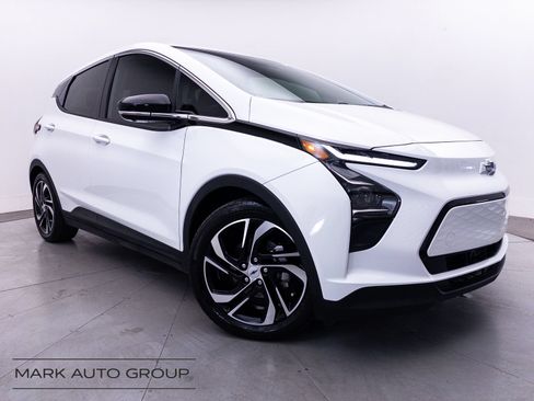 Used 2023 Chevrolet Bolt LT w/ Infotainment Package FWD image 1